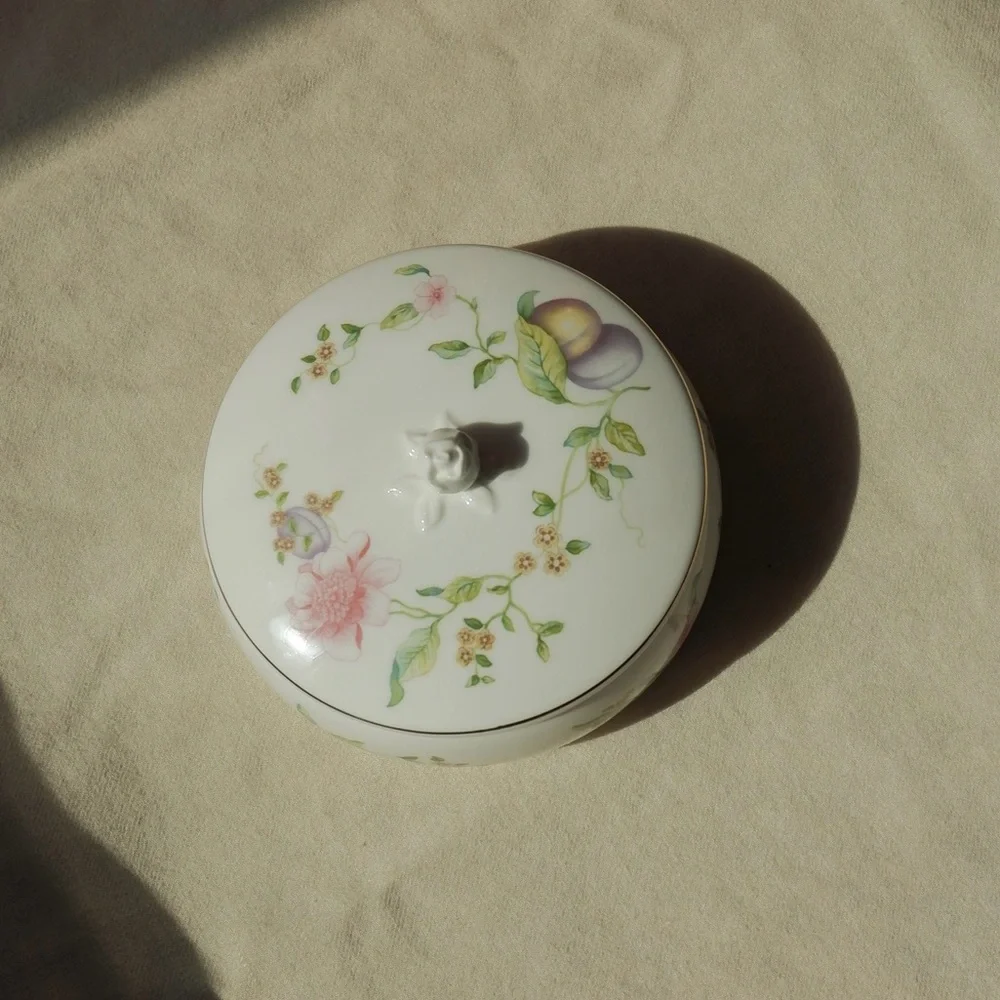 Wedgwood Sweet‎ Plum Collection Trinket Box 4” Round Bone China Discontinued